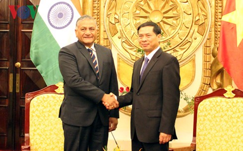 Thứ trưởng Bộ Ngoại giao Bùi Thanh Sơn hội kiến Quốc vụ khanh Bộ Ngoại giao Ấn Độ Vijay Kumar Singh - ảnh 1